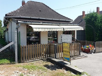 Virágüzlet temetkezési cikkekkel, fából készült kerítéssel.