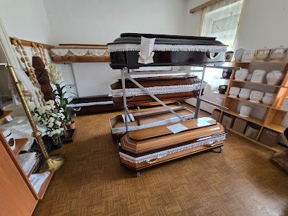 Temetkezési szolgáltató bemutatóterme koporsókkal és urnákkal.