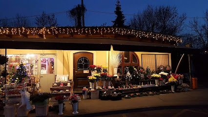 Virágüzlet temetkezési szolgáltatásokkal este fényekkel.
