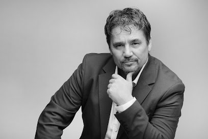 Férfi üzletember fekete-fehér portréja, gondolkodó pózban.