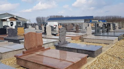 Különféle sírkövek széles választéka egy temetkezési szolgáltató telephelyén.