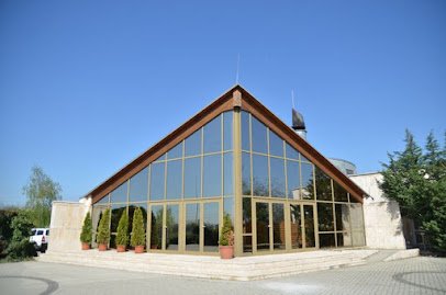 Temetkezési búcsúztató terem üvegfalakkal.