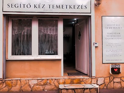 A Segítő Kéz Temetkezési Szolgálat irodájának bejárata.