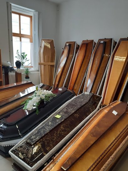 Különféle koporsók temetkezési vállalkozásban.