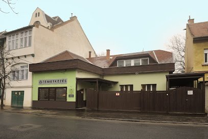 Temetkezési szolgáltató iroda épülete utcáról fotózva.