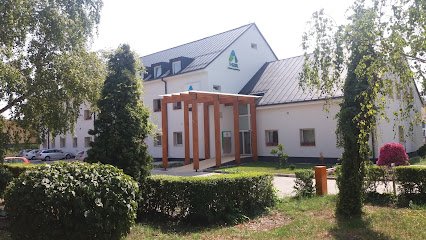 Temetkezési szolgáltató iroda épülete parkosított környezetben.