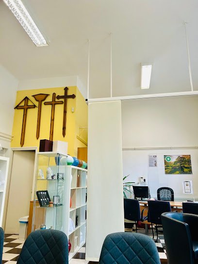 Temetkezési iroda belső tere, urnák, kereszt, bútorok.