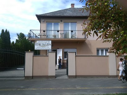 Temetkezési szolgáltató iroda épülete, tágas udvarral.