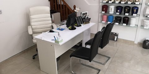 Temetkezési iroda, váróterem, urnák, búcsúztatás