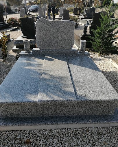Szürke gránit sírkő, dupla sírhelyre, díszes fejfával.