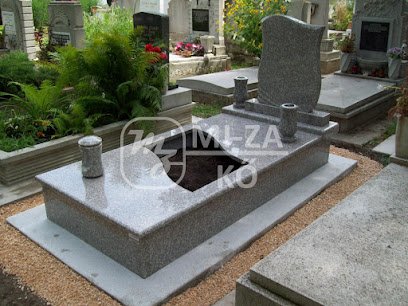 Szürke gránit síremlék, kettő urnasírhelyel, temetőben.