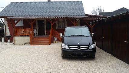 Temetkezési szolgáltató iroda és autója.
