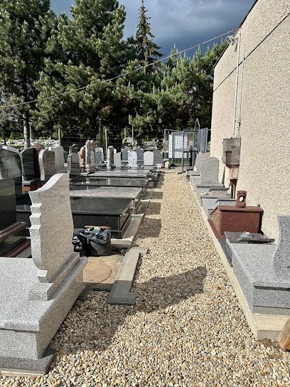 Sírkövek széles választéka egy temetkezési szolgáltató telephelyén.