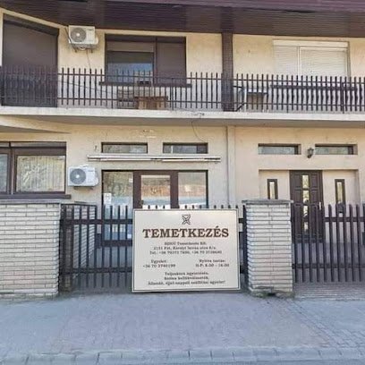 Temetkezési szolgáltató iroda épülete, tábla a szolgáltatásokról.