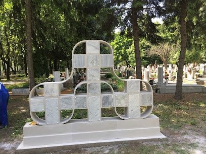 Kőből készült urnasírhely temetőben, kereszt formában.