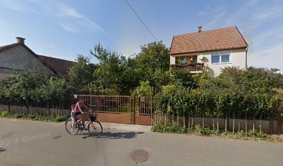 Kerékpáros egy ház előtt, temetkezési szolgáltatókhoz kapcsolódó kép.