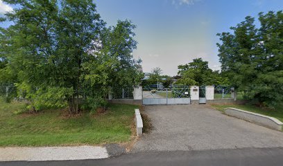 Temetkezési szolgáltató létesítmény bejárata, kapu és kerttel.