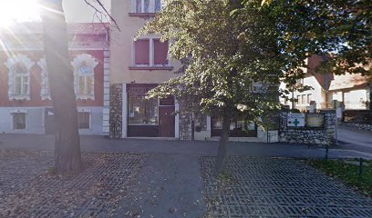 Temetkezési szolgáltató iroda épülete utcaképpel.