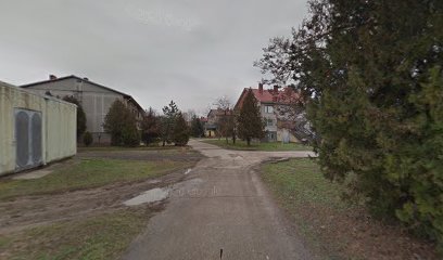Temető bejárata, fákkal és épületekkel körülvéve.