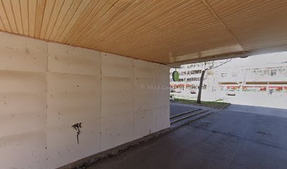 Aluljáró bejárata, betonfalakkal és fa mennyezettel.