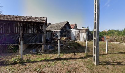 Régi, elhanyagolt épületek temető közelében.