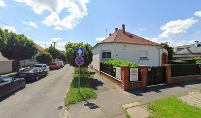 Temetkezési szolgáltató iroda csendes utcában.