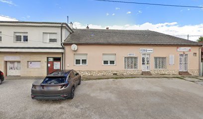 Temetkezési szolgáltató iroda épülete, parkoló autóval.