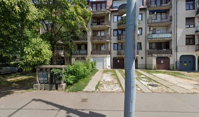 Lakóépület és parkoló, temetkezési szolgáltatókhoz közeli.