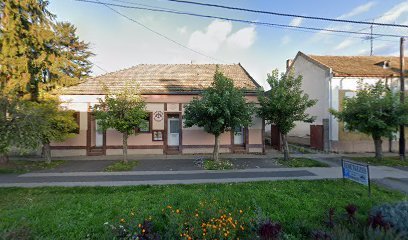 Temetkezési szolgáltató iroda épülete vidéki környezetben.