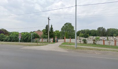 Temető bejárat, sírok láthatók a háttérben.