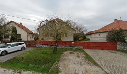 Temetkezési vállalkozás épülete, kerttel és kapuval.