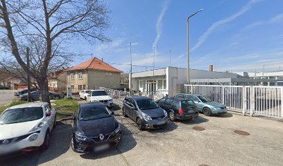 Temetkezési szolgáltató iroda épülete parkoló autókkal.