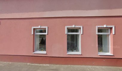 Temetkezési szolgáltató iroda homlokzata három ablakkal.