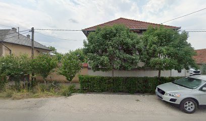 Temetkezési vállalkozás épülete fákkal és autóval.
