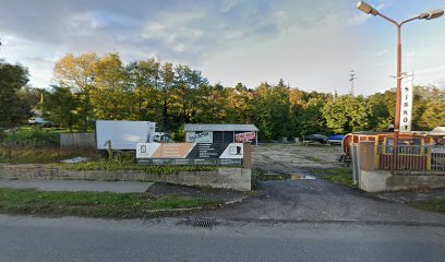 Temetkezési szolgáltató telephelye, épületek és járművek láthatók.