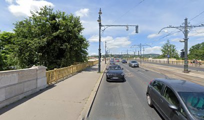 Budapesti híd, autókkal és fákkal, temetkezési szolgáltatásokhoz kapcsolódó kép.