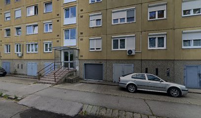 Tömbház bejárat, temetkezési szolgáltató iroda helyszíne.