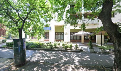 Temetkezési szolgáltató iroda épülete zöld környezetben.