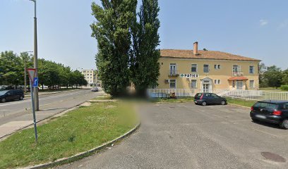 Sárga épület temetkezési szolgáltató irodával.