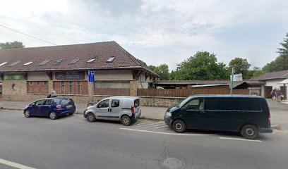 Temetkezési szolgáltató épülete, parkoló autókkal.