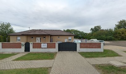 Temetkezési szolgáltató iroda épülete, kerttel és kapuval.