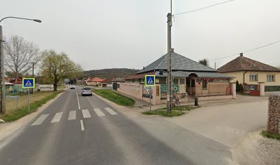 Gyalogátkelő egy kisvárosban, épületekkel a háttérben.
