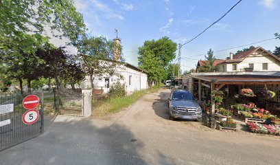 Temetkezési szolgáltató épülete, virágbolt mellett.