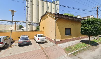 Temetkezési szolgáltató iroda épülete parkolóval.