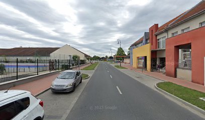Csendes utca, temetkezési szolgáltató irodája a közelben.