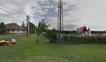 Temetőkápolna és sírok egy temetőben.