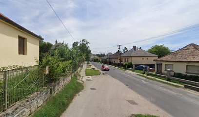 Csendes utcafalusi házakkal, temető közelében.
