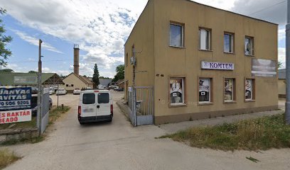 A KOMTEM temetkezési szolgáltató irodája és parkolója.